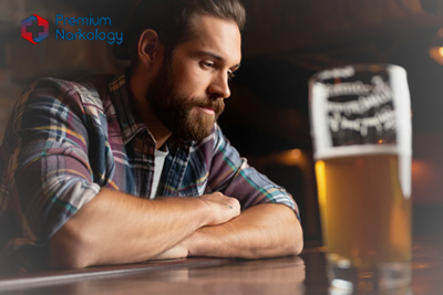 Человек думает, пить или нет